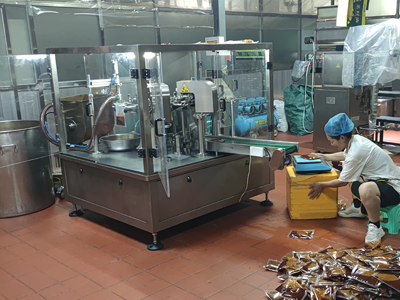 南京火鍋底料包裝機廠家定制全自動醬料包裝機實際案例