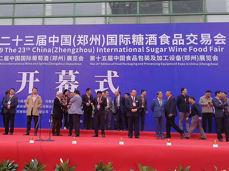 大型自動化灌裝機在鄭州國際糖酒交易會優勢盡顯