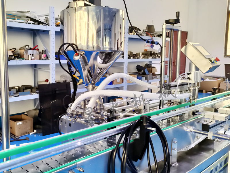 南京小型寵物藥膏生產廠家該單頭灌裝機還是雙頭灌裝機？